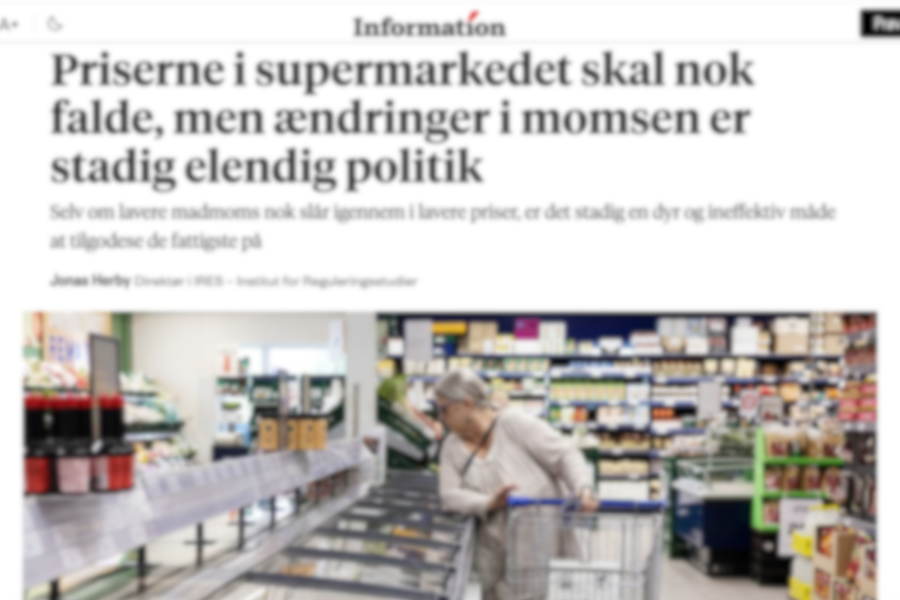 Kvinde der ser på varer i et supermarket.