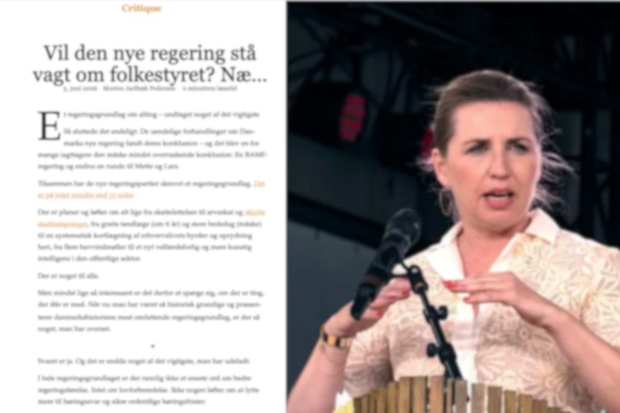 Artikel fra Årsskriftet Critique om regeringsgrundlaget og folkestyret ved siden af et foto af en politiker på en talerstol.